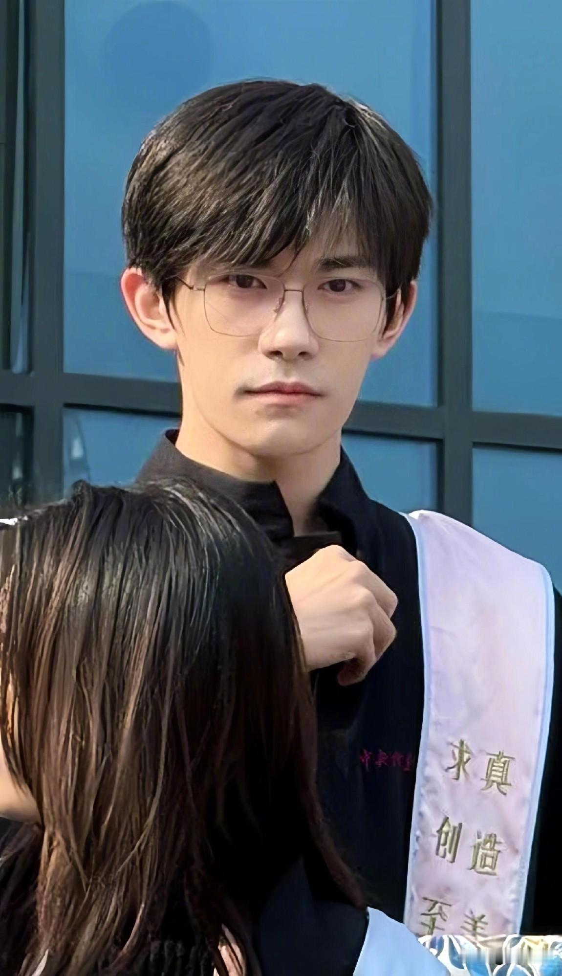 那个在镜头前光芒四射的少年，曾说:“我们这一届没有线下毕业典礼”。庆幸，他的人生