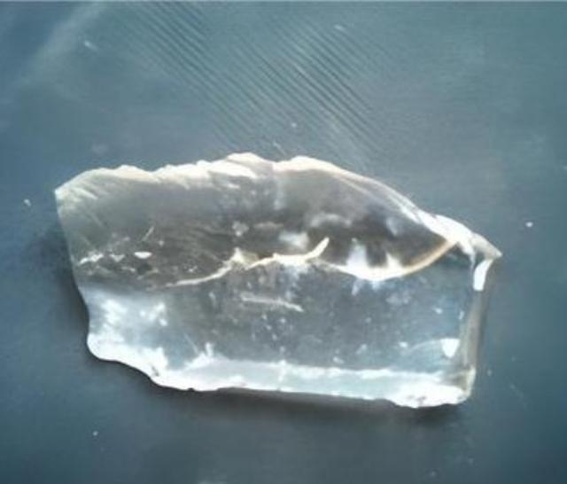 1930年，新疆一位牧民在放羊时，发现羊群突然避开了一片草地。他走近一看，草地上