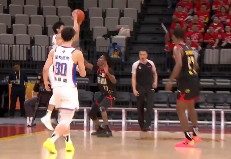 贺希宁15分，王浩然11分，深圳男篮半场领先天津13分！北京时间2026年3月2