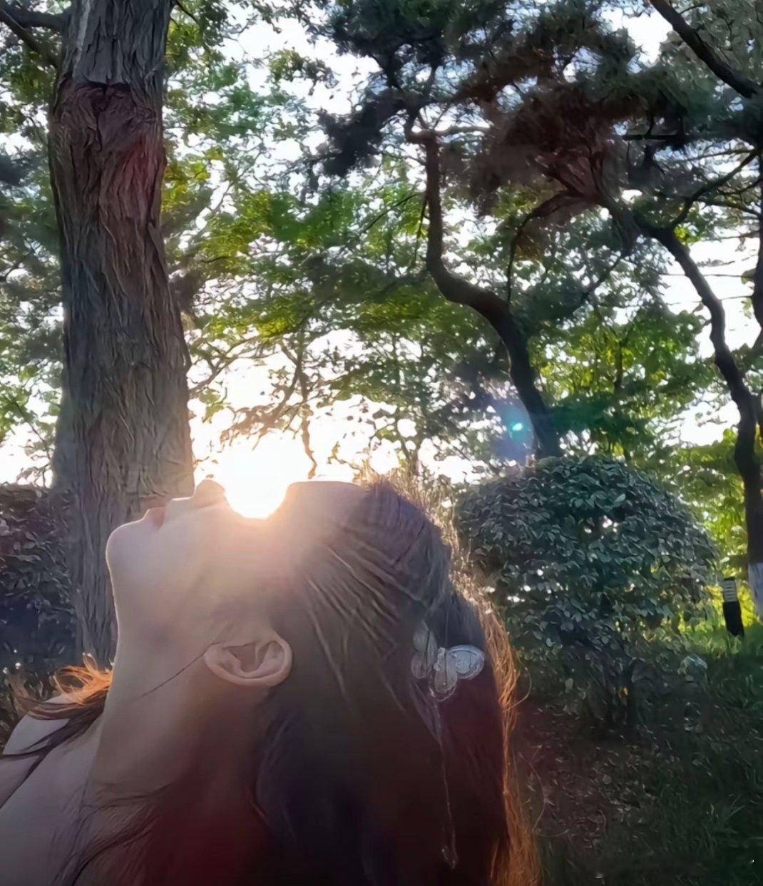 男朋友拍照的时候说：别动，你眼里有光 