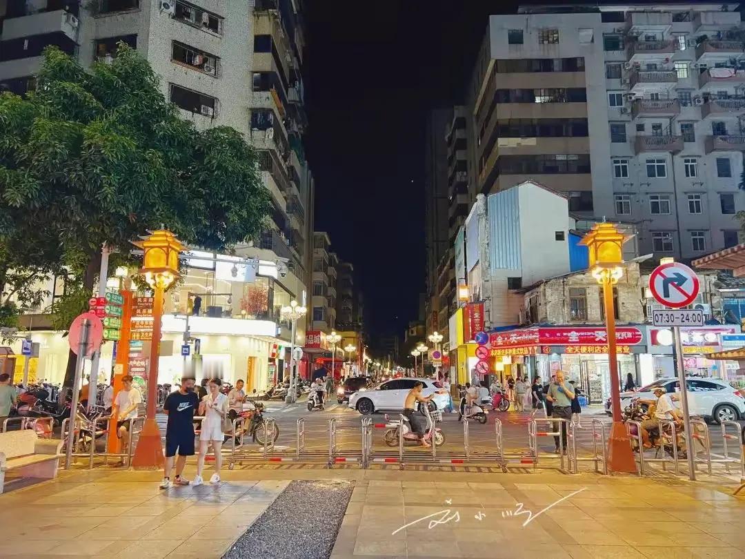 广东韶关市中心有条著名的商业步行街，名叫“风度路步行街”，全长八百多米，街道名字