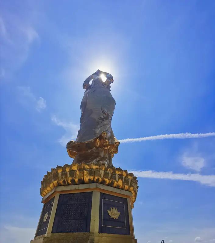 地藏，是你足下的善念。（修根基与孝道）
观音，是你心中的悲悯。（慈悲与因果观）