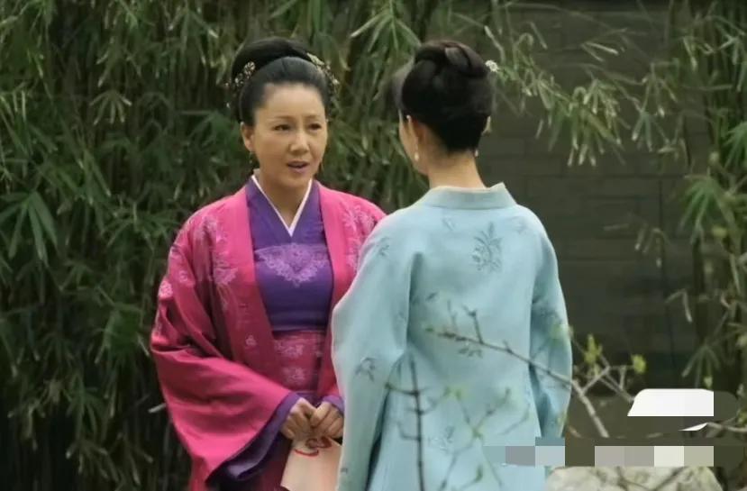 首先呢，那时候明兰如兰在门缝里被推倒，吴大娘子以为她们都在偷看梁六郎，那会儿早就