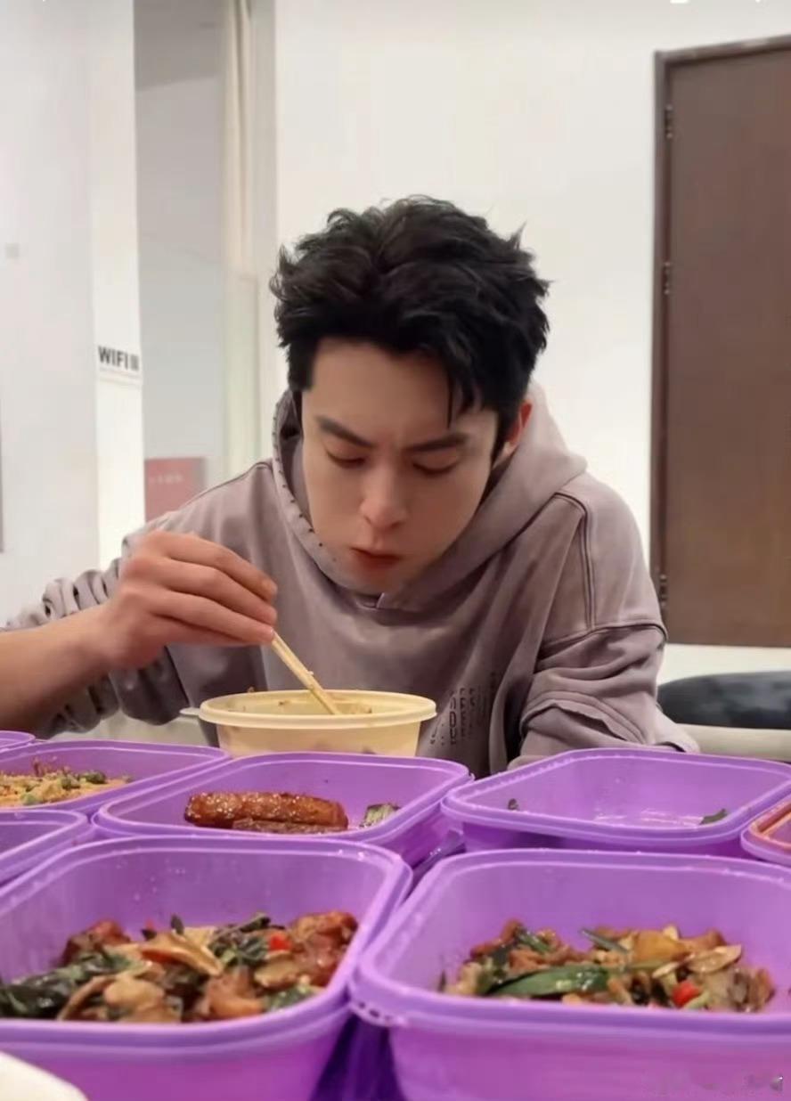 “遗传”哈哈哈哈哈😂我儿子拿筷子的手和棣一样，最近也刚做了下牙整型，也是被智齿
