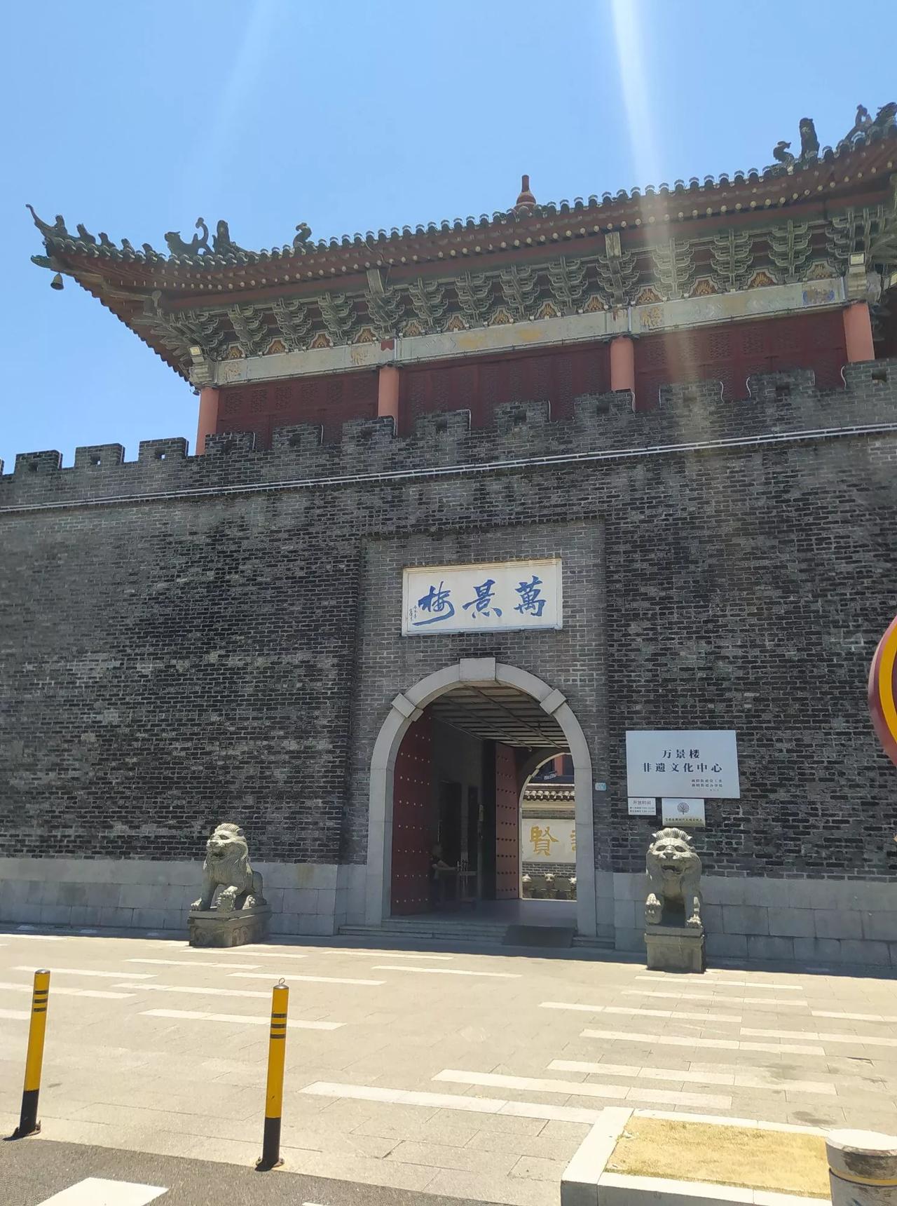 网友都说深圳的万景楼很棒，江南园林。可是我去的感觉却一般，地方特别小，三分钟就可