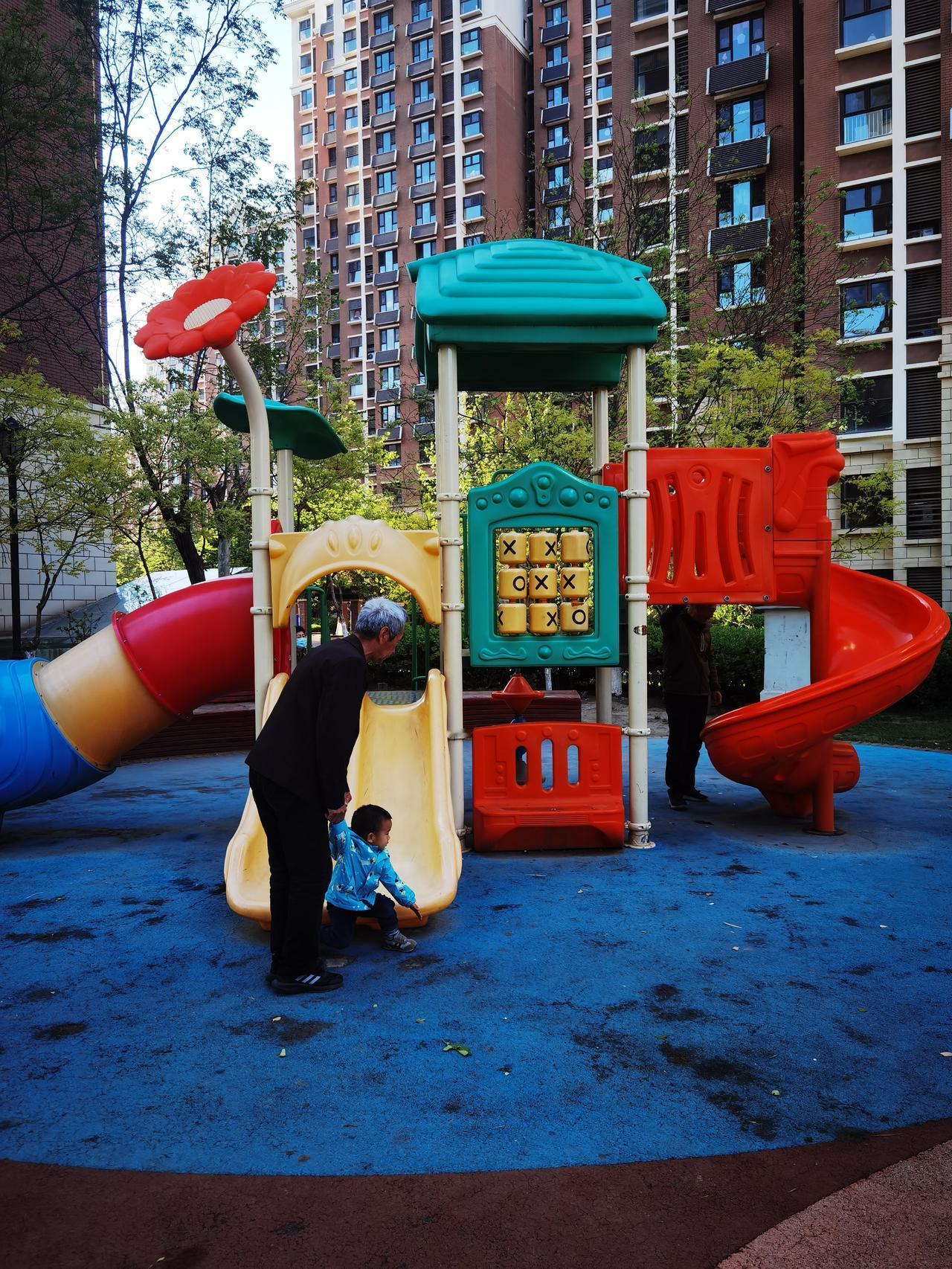 小区里有滑梯有秋千，适合孩子玩的地方好几个，小朋友们凑一块喜欢玩，玩的挺开心的。