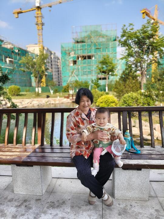 和他奶奶张的像么？