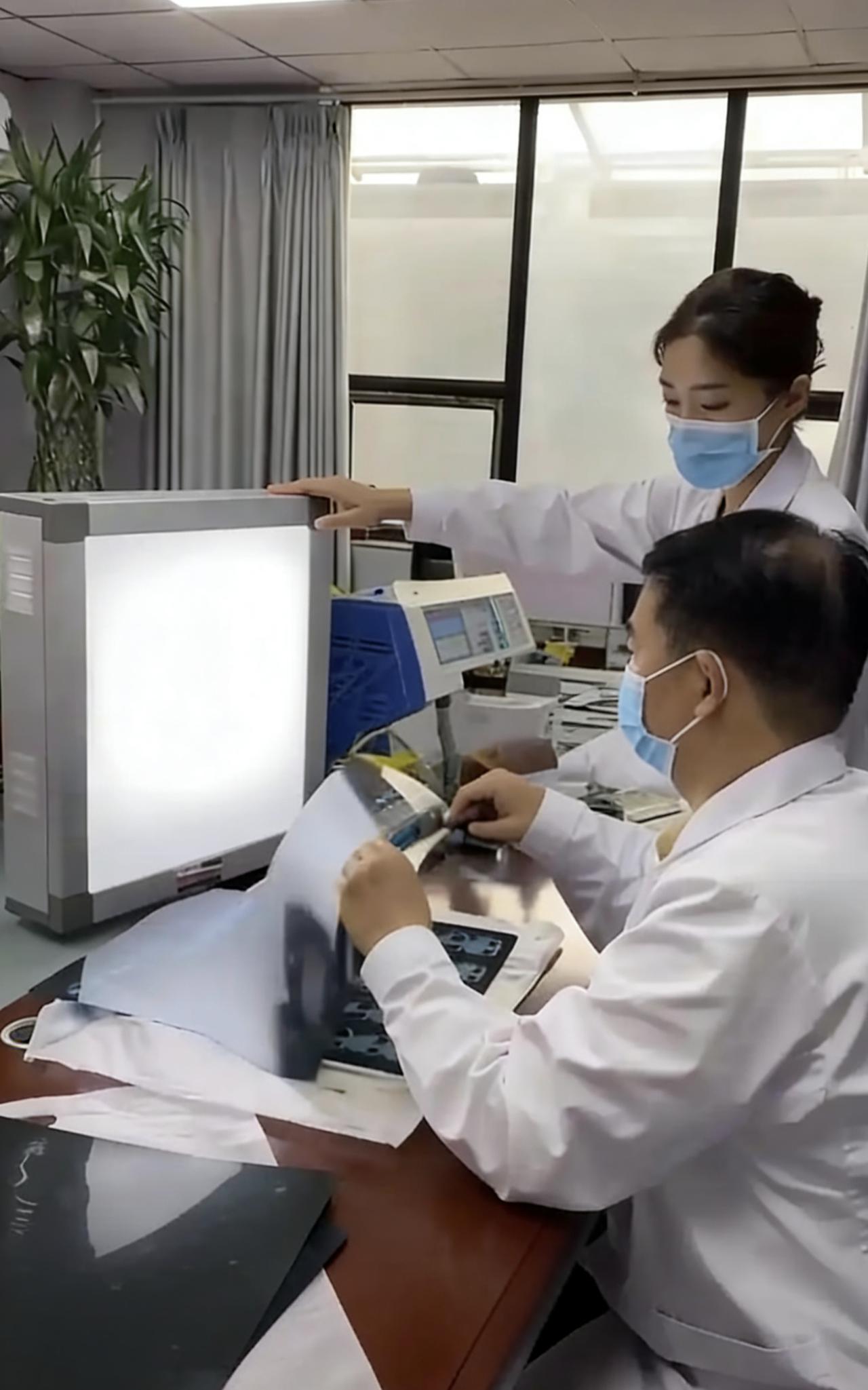 这个医生火了。湖南长沙一55岁男子在医院被诊断出肝癌晚期，情况危急。妻子毫不犹豫