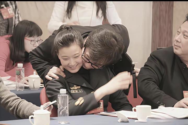 这是2014年在全国“两会”上，参会的成龙从宋祖英的背后，俯身与她了个贴脸，有点