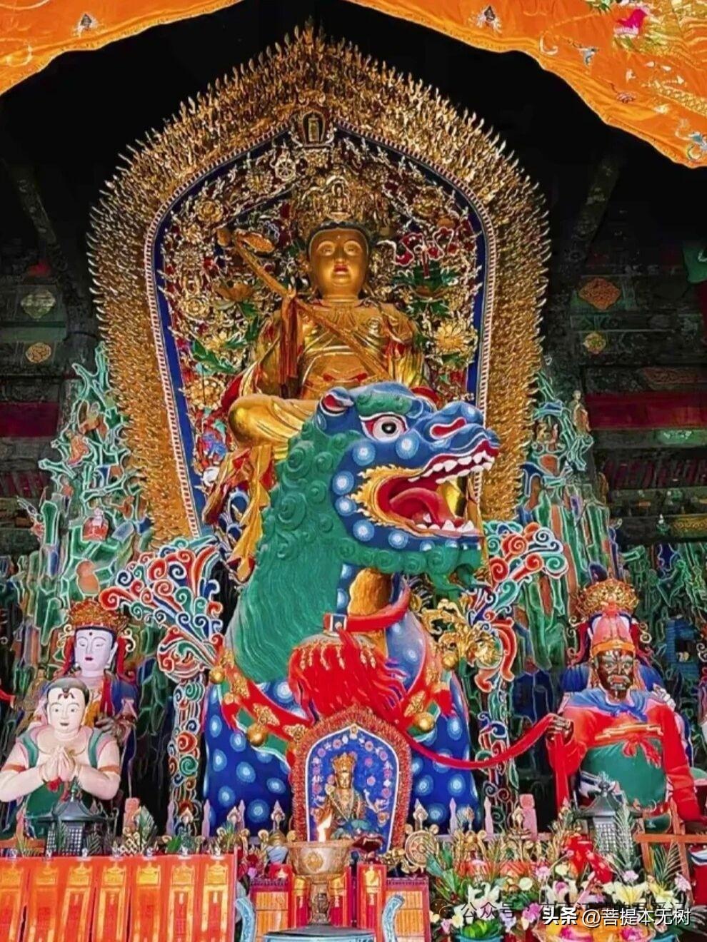 祈文殊佑考生
青狮驮圣驾祥烟，
慧剑开明万卷缘。
笔底长风挥锦绣，
一朝折桂上云