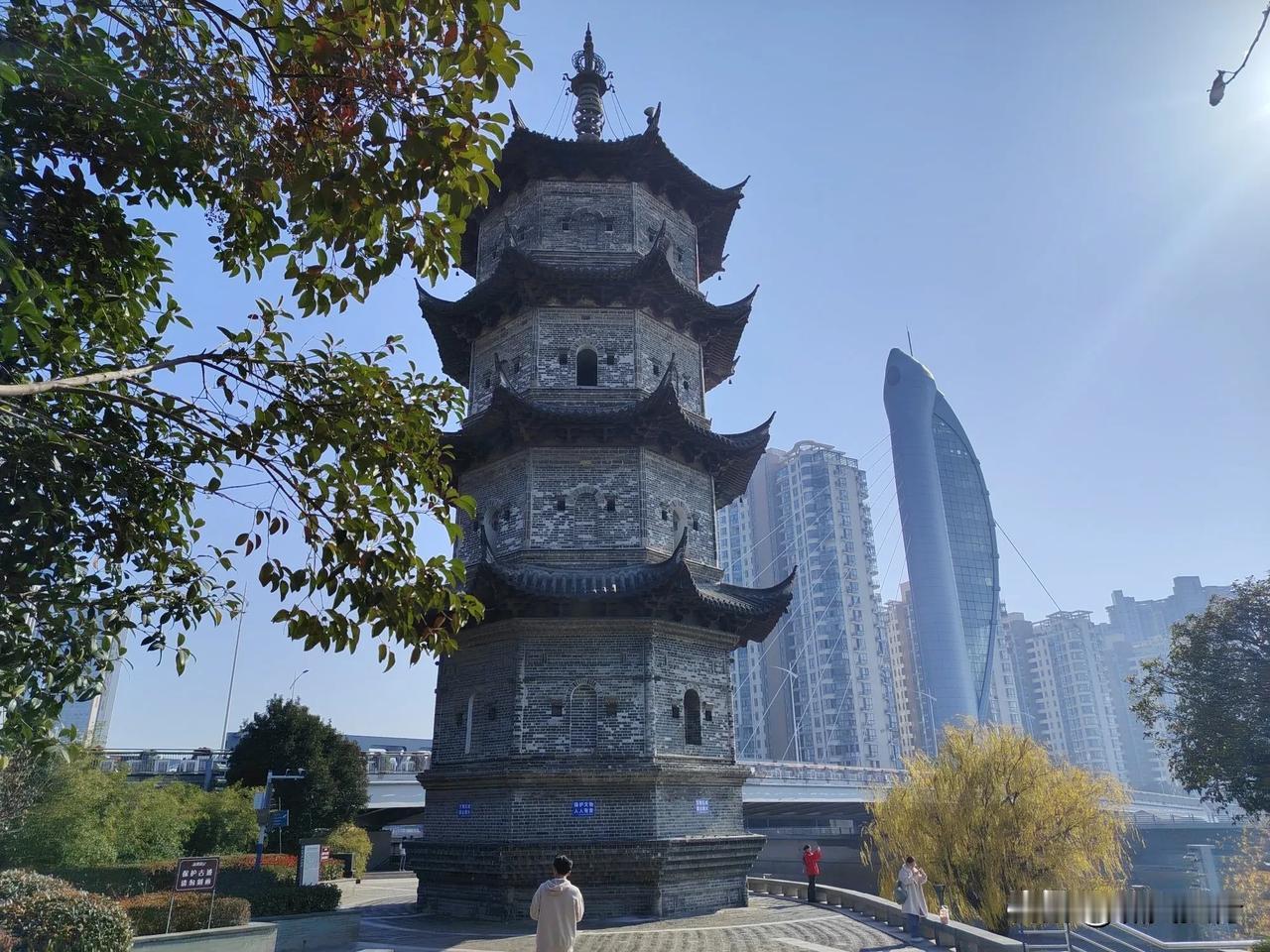 芜湖市区有一处休闲观光好去处，舒朗的很今天有点美中不足

从中山路步行街走几百米