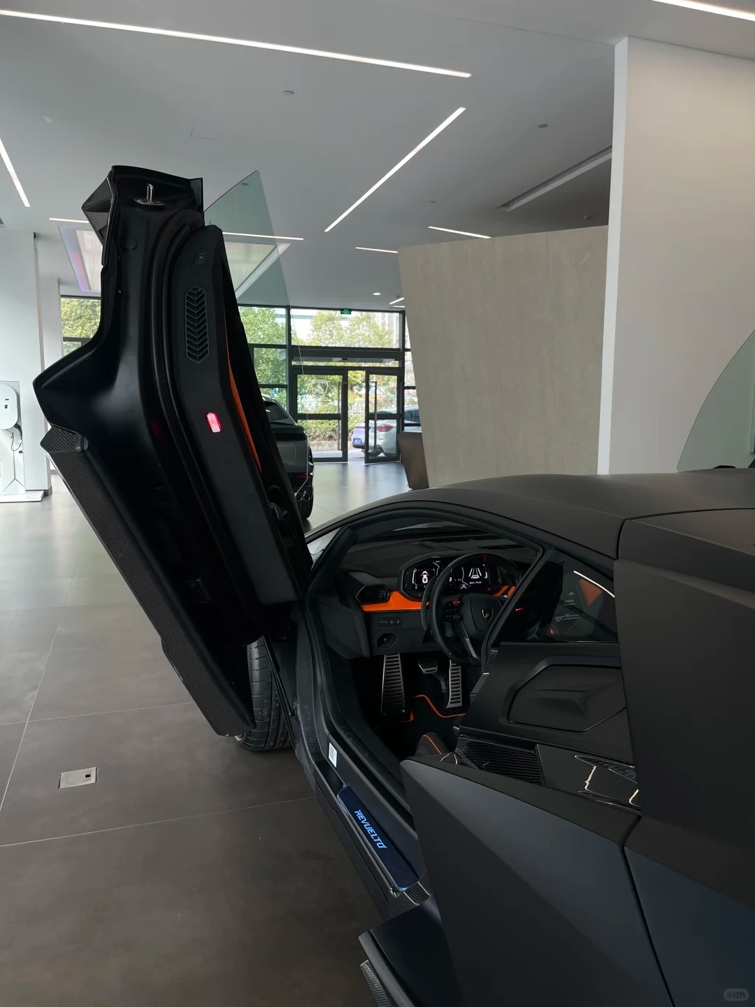 哑光黑色的兰博基尼Revuelto真的很有质感，爱上绝美车片