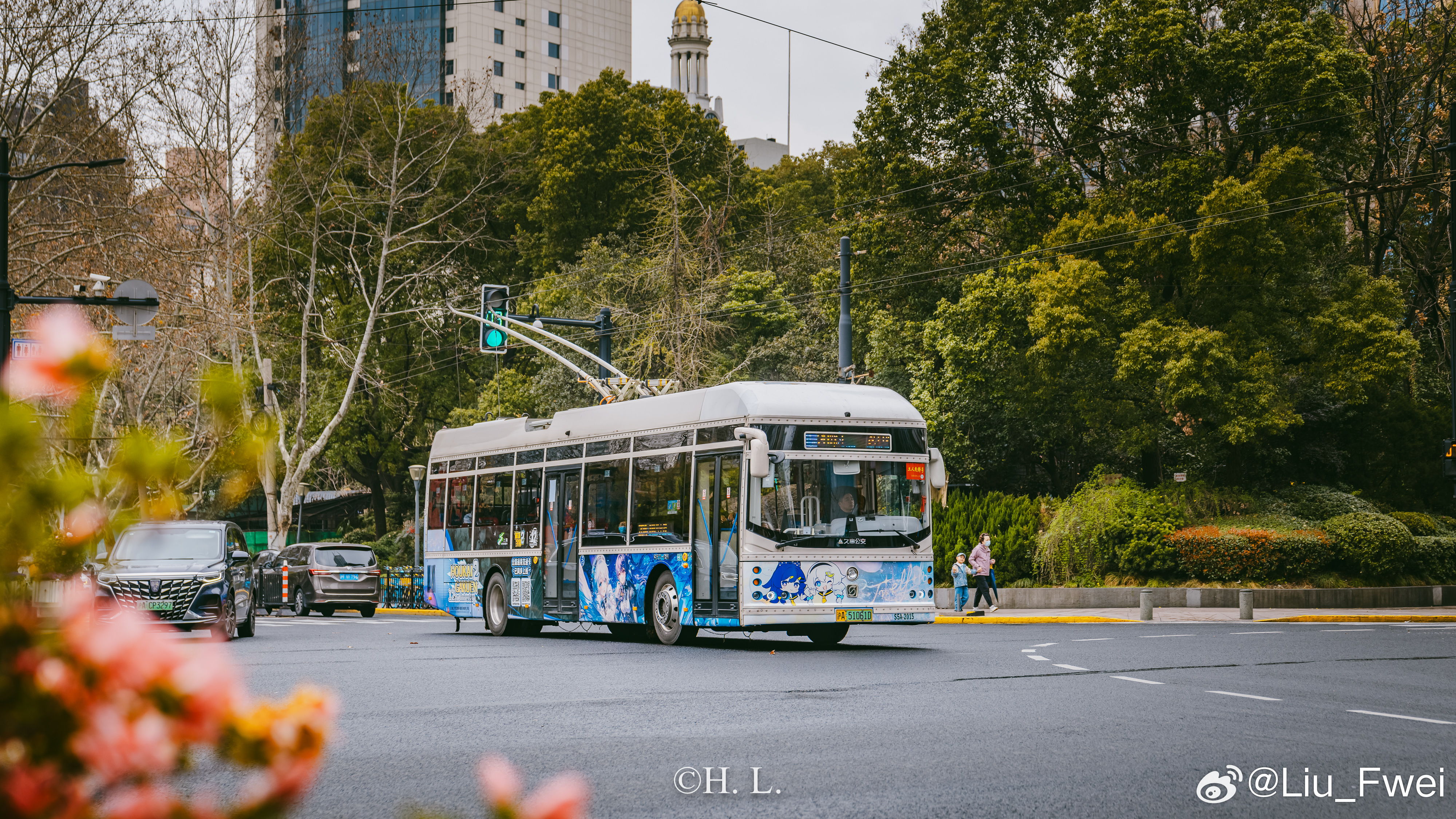 上海无轨电车X崩坏学园2广告，20路无轨电车申沃客车崩坏学园2