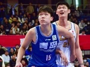 胡金秋与杨翰森组双塔，为什么我们中国男篮一直不用大个阵容，而是将队内最好的球员放