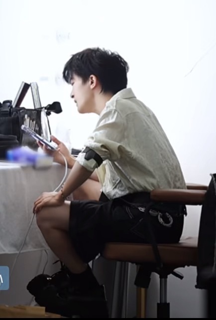 妈呀小jiojio放在箱子上也太萌了吧🤲🏻 