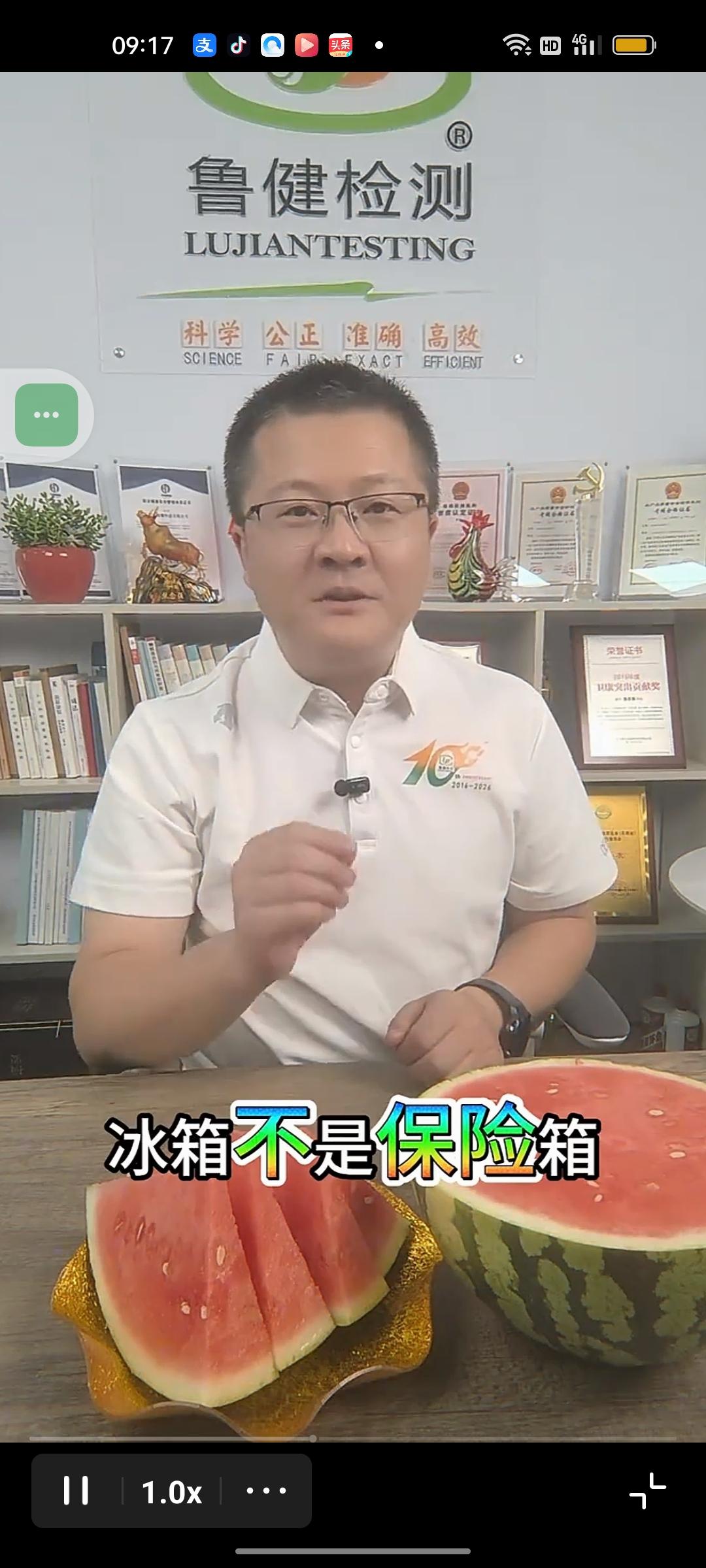 切开的西瓜能放多久？
 
夏天谁家冰箱没塞过半块吃剩的西瓜？裹上一层保鲜膜往里一