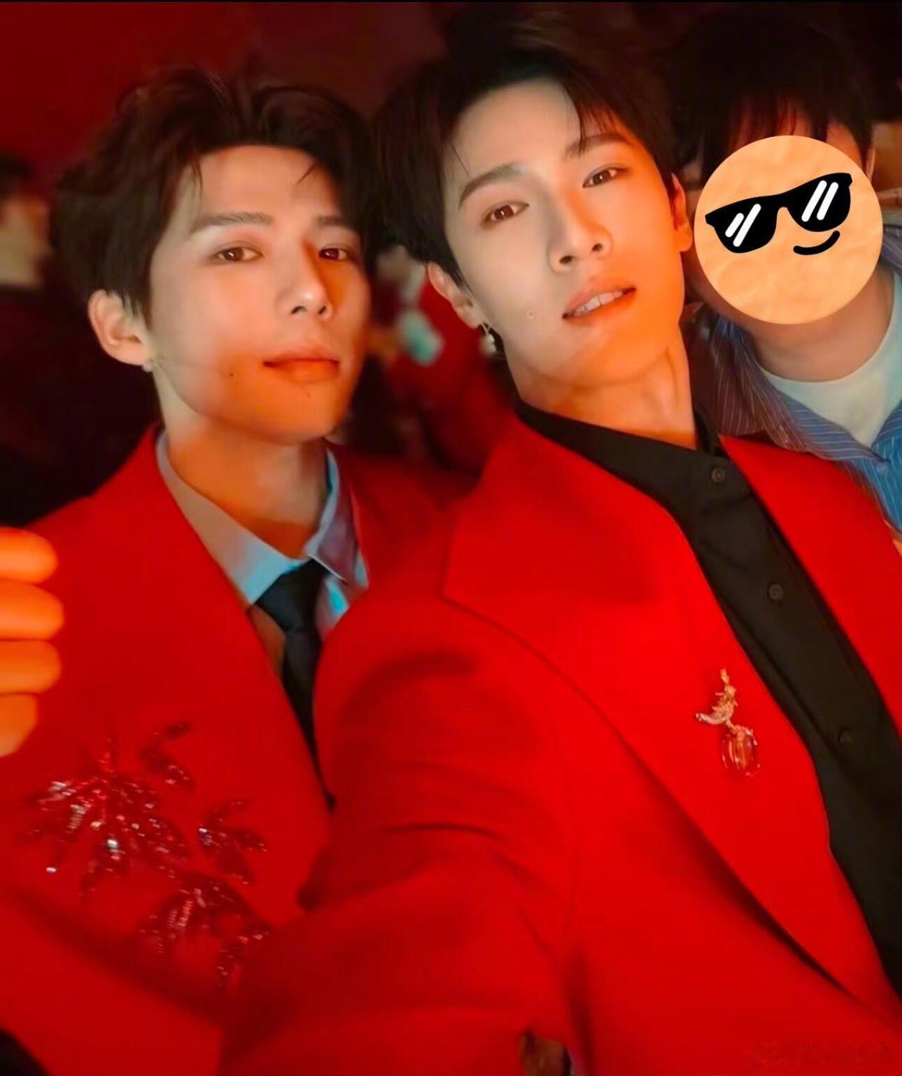 王安宇李昀锐春晚后台合照，笑妃哭妃这种角度居然也是帅的