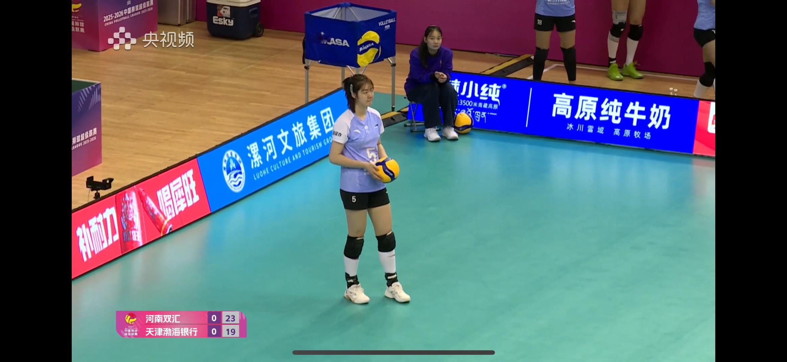 天津女排第一局被河南女排25-19逆转，20分没上！刘美君连续飞一传感觉李响属于