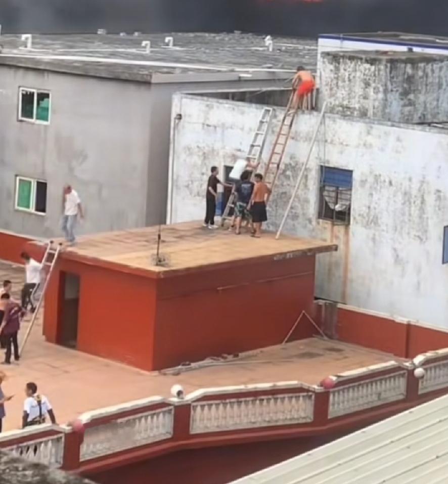 很疑惑，从旁边建筑物上，顺着梯子不是救下来好几个吗？为什么其他，不全部从这里下来