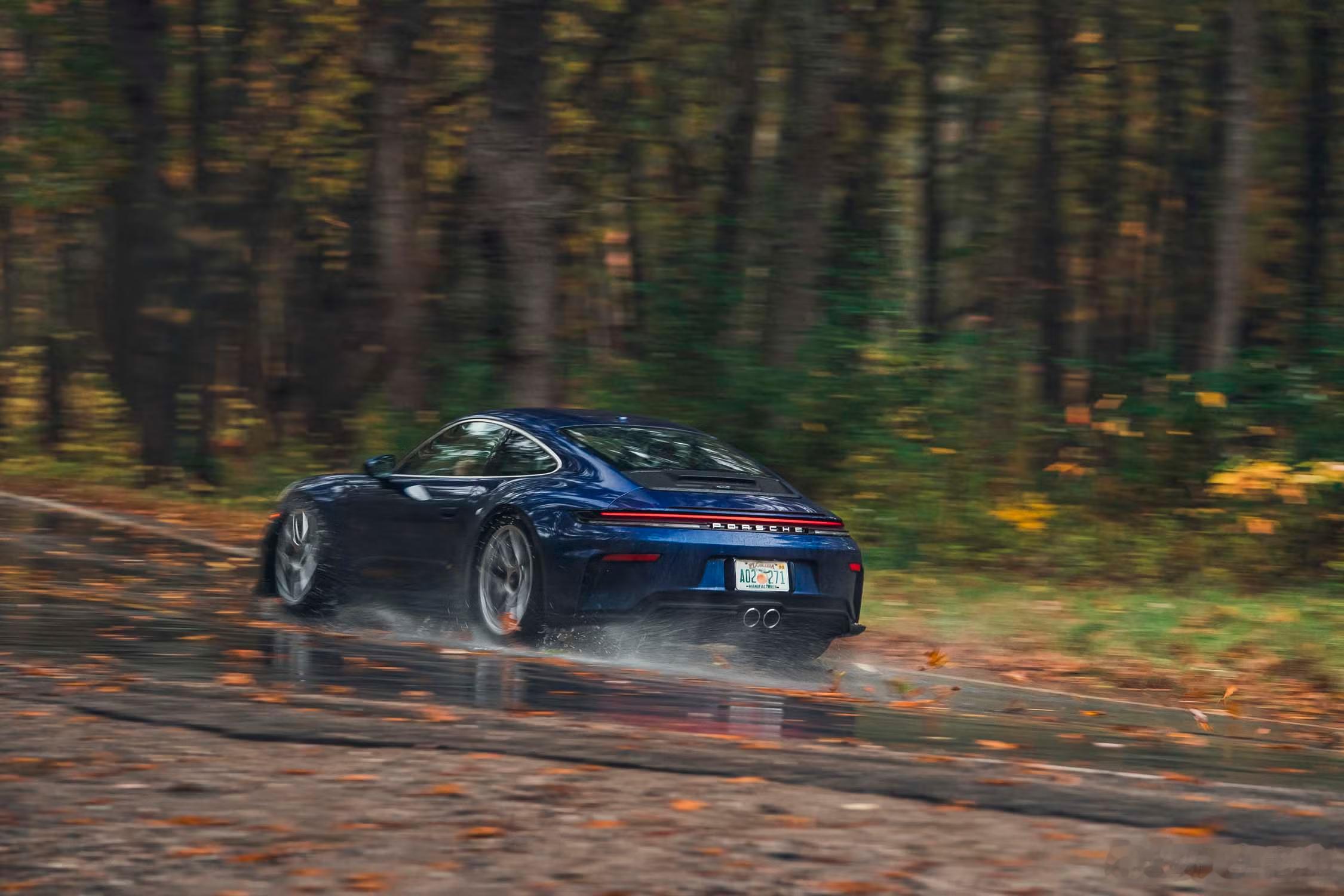 911 GT3 Touring，4.0自然吸气，有7-PDK和6-MT可选。前代