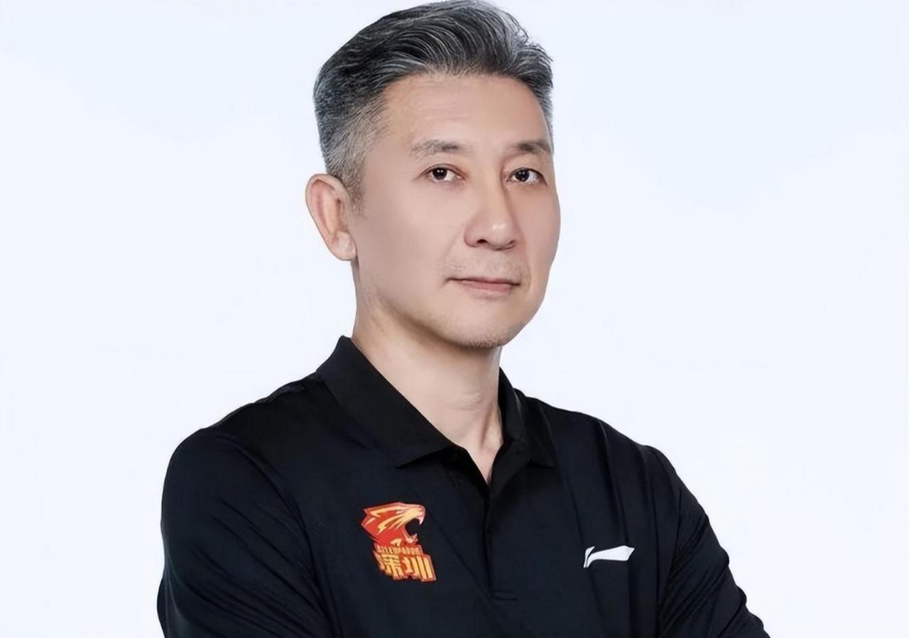 深圳男篮调整目标！
在阵容齐整的情况下，深圳男篮近期还在不断升级阵容！除了签下阿