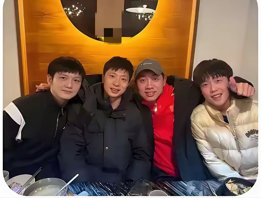 实话实说，左边是内娱最火男团，右边是实打实的世界冠军。一个看脸，一个看实力，对比