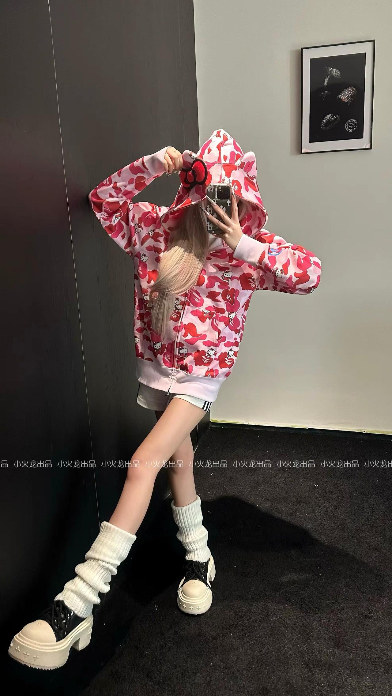 kitty联名外套💓今年爆火的款～和闺蜜一起美美上身小火龙出品 小火龙出品女装