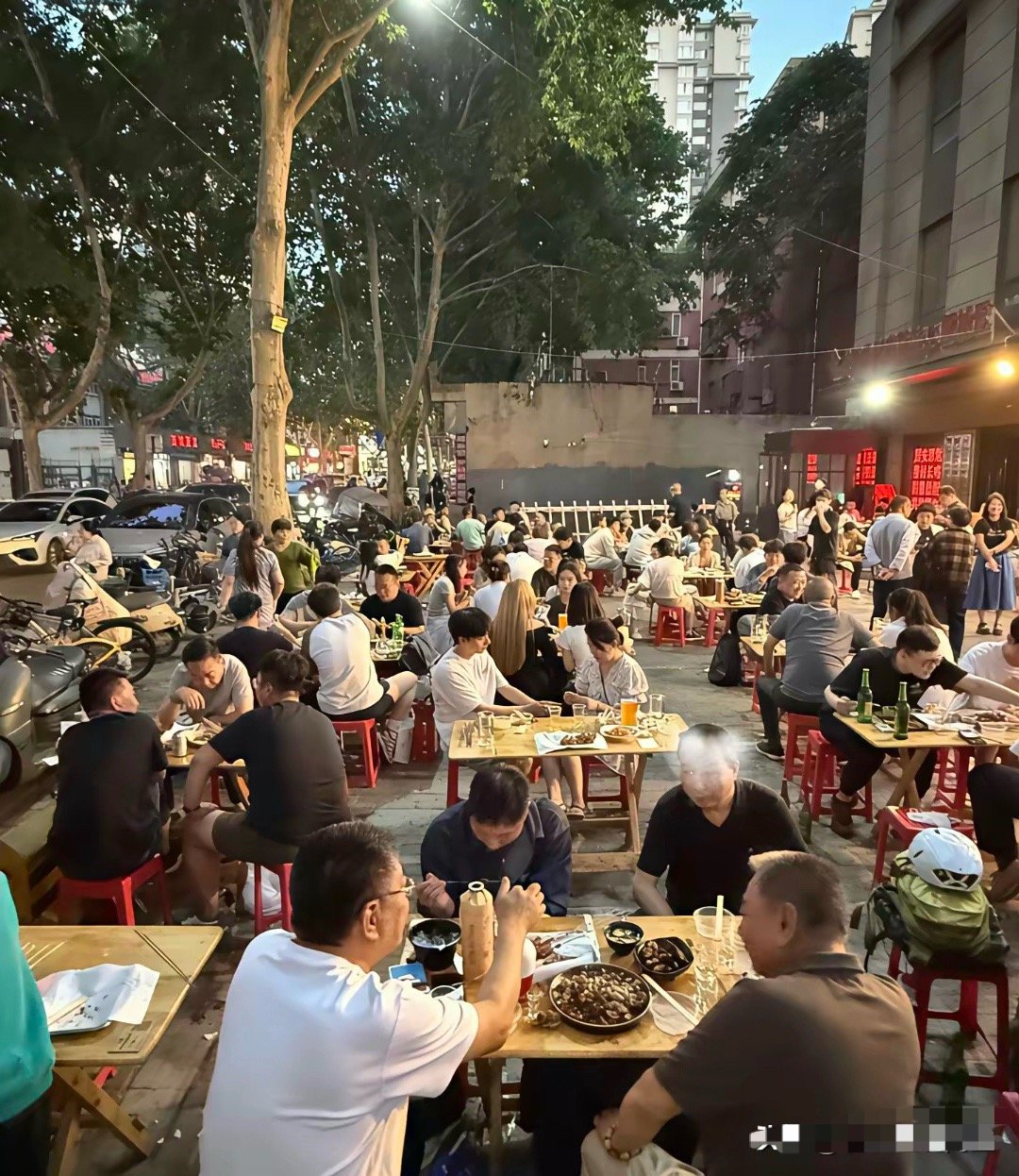 马云、刘强东打死也想不到，苦心布局多年的便利店版图，竟被一个山西汉子半路“截胡”