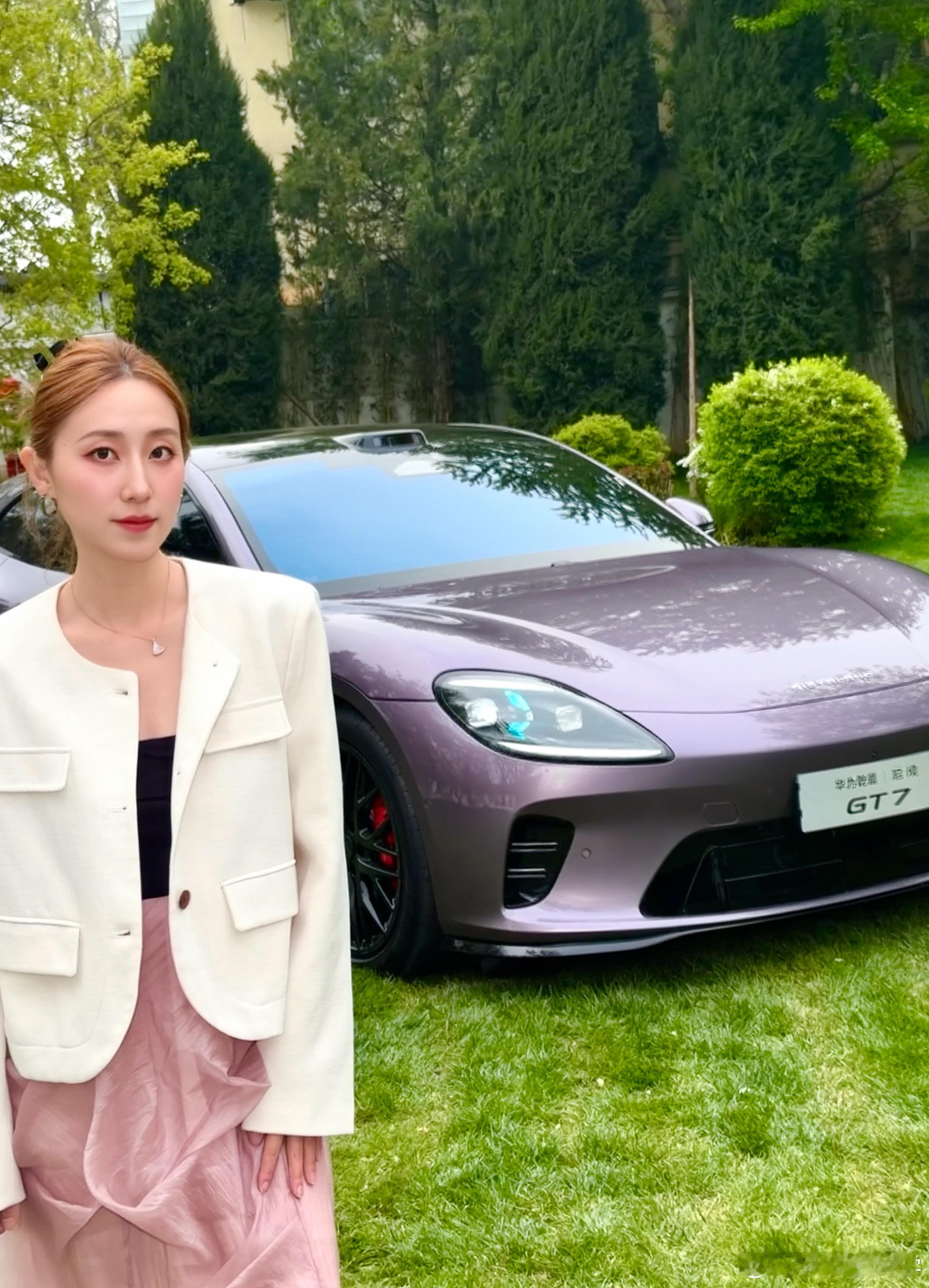 好难受……已经连续带妆14天了……每天脑瓜子都是嗡嗡的……好多信息都是晚上才有空