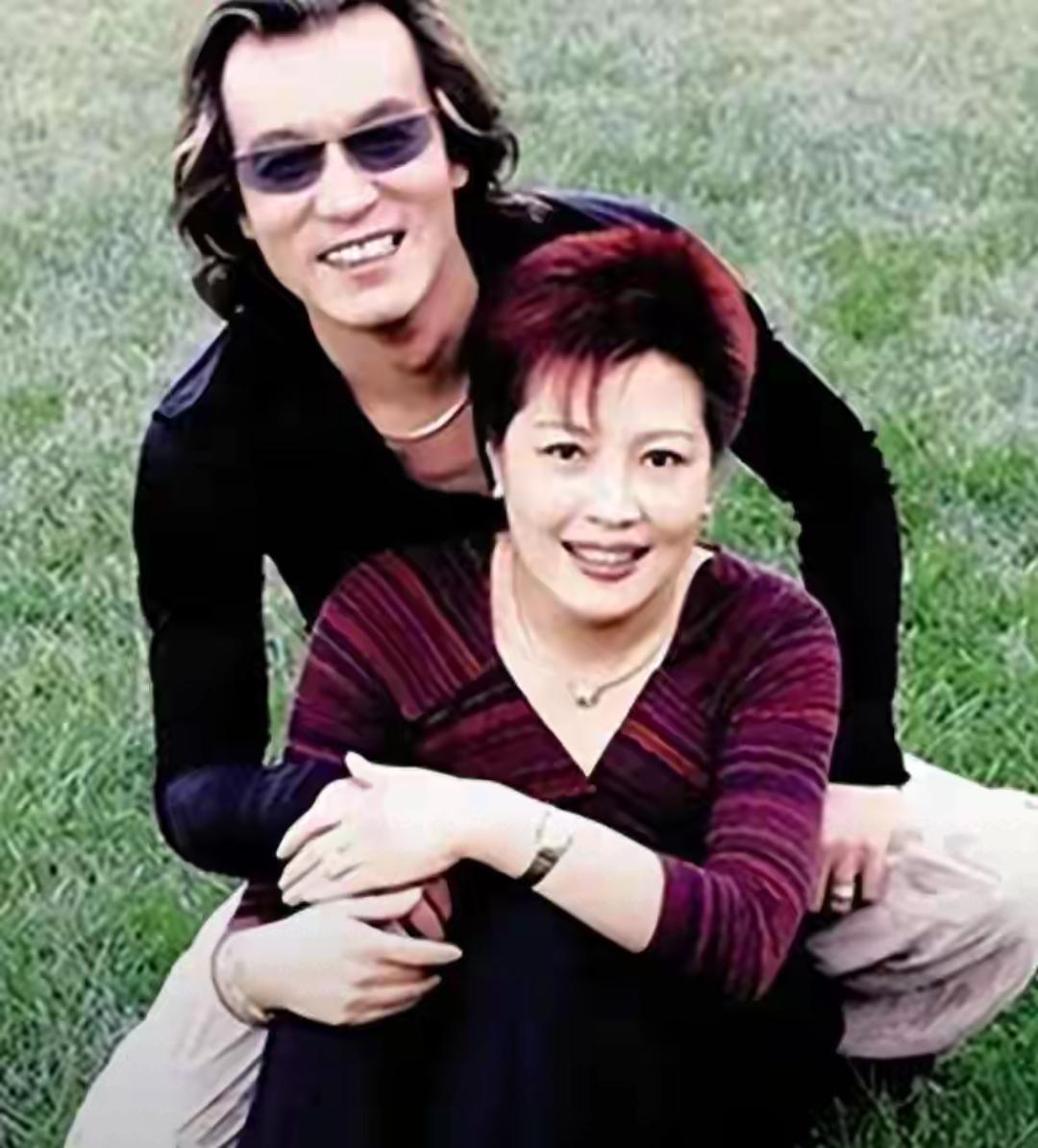 演都不演了，李咏美国下葬7年后，妻子哈文还是走上了姜昆的老路娱乐 明星