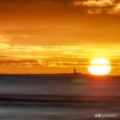 走路就松弛多了，步子不用赶，风迎面吹过来，街边的树、路边的小花，来往闲聊的路人，