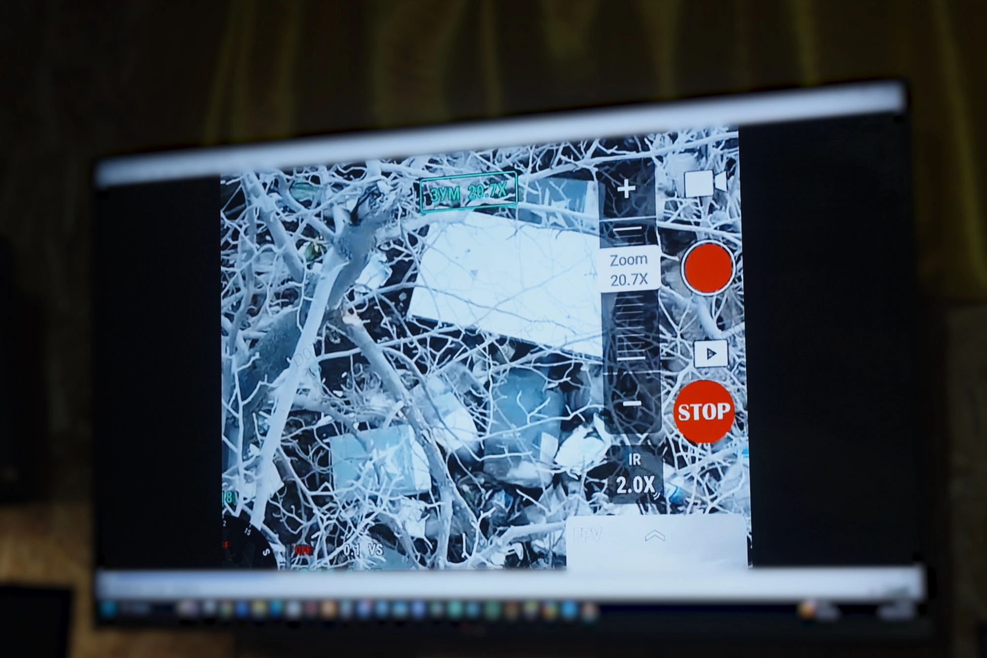 “我们现在就只剩下无线电、电缆，还有信鸽能用了。”一名俄军士兵这样说道。乌克兰一