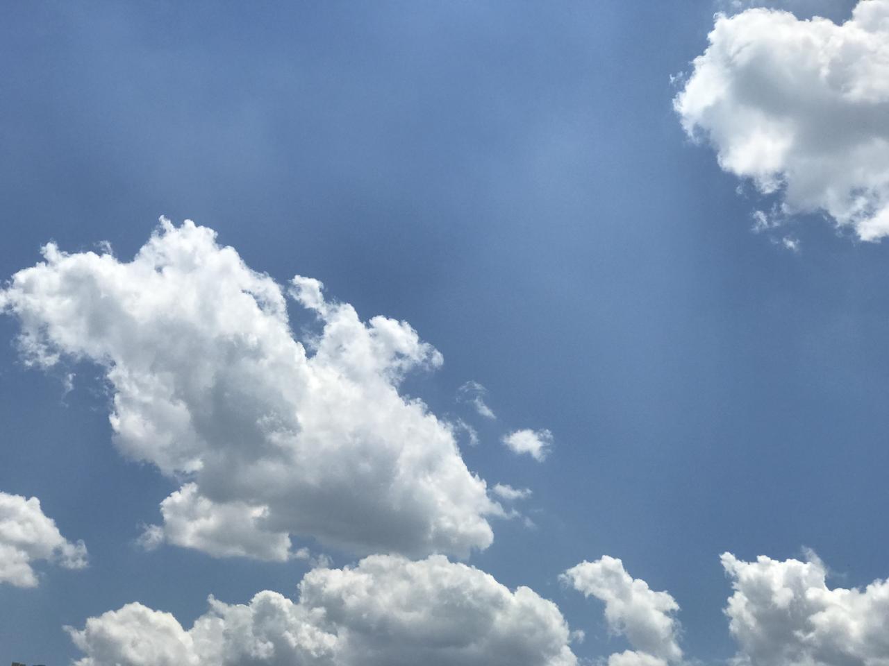 分享天空蓝天白云的美景天津市滨海新区雨后天空随手拍的蓝天白云美景。
