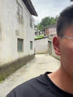 泪目了！贵州一男子离家时，转角处总会准时探出奶奶偷看的半个头；而她不知道，孙子也