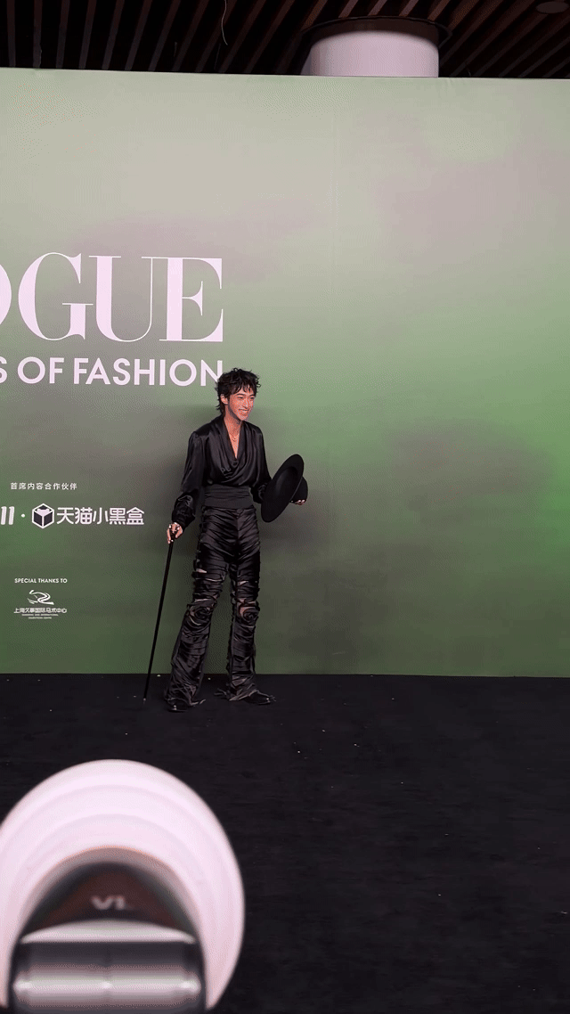 恩利红毯演小品 恩利在Vogue红毯上的表现让人眼前一亮，不仅造型亮眼，还能用即