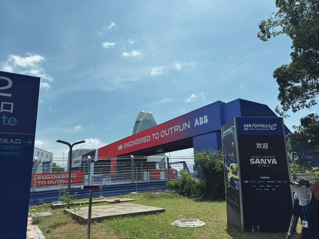 来到FE赛场，先去pitlane走一圈～正好遇到12点30 Parc Ferme