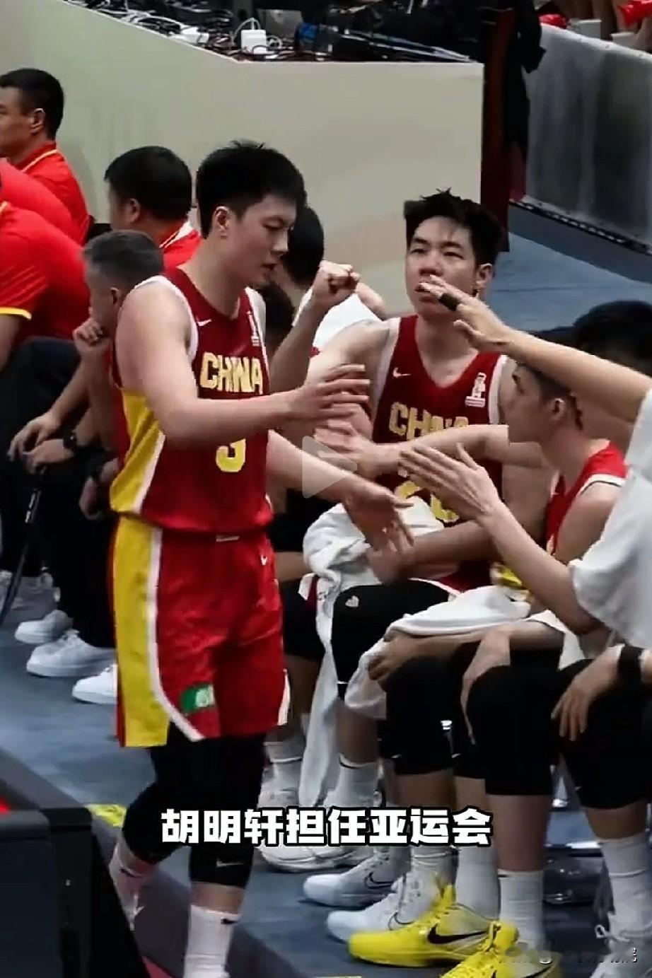 中国男篮对长由赵继伟变为胡明轩，出征亚运会！

赵继伟因治疗伤病缺阵亚运会，中国