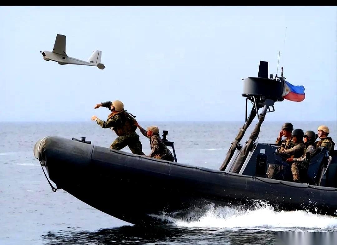 美军特种部队，直接跳帮上了一艘在印度洋上开得好好的中国货船。
什么罪名？
说船上