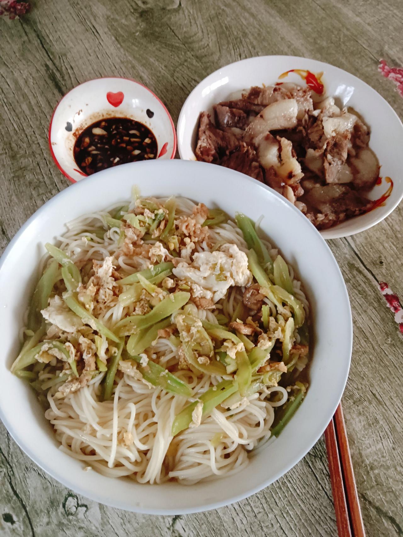 有没有和我一样的？
干活的时候特别能吃
等到不干活了吃的就少
[捂脸][捂脸][