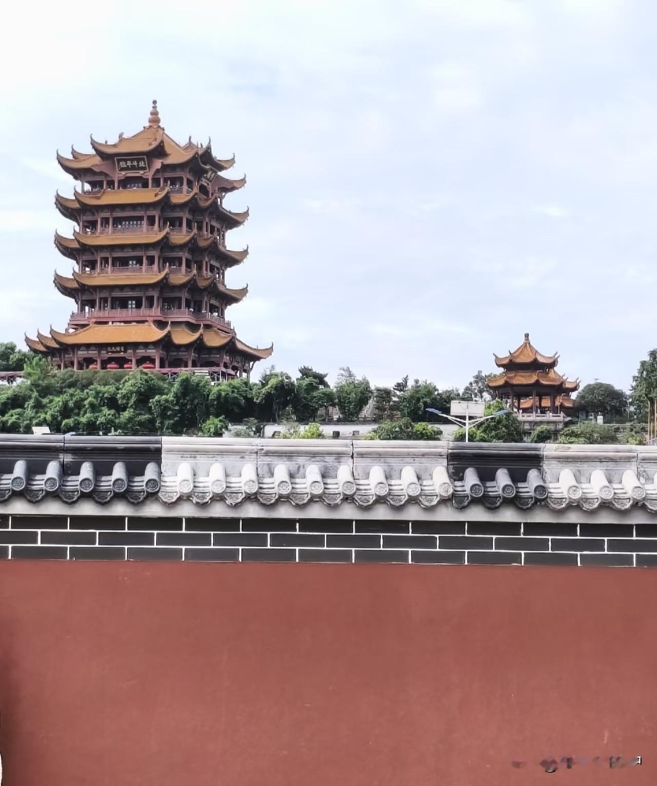 特种兵式游玩武汉！
来武汉玩，白天先去黄鹤楼打卡，那气势，绝了！顺便在红墙把照拍
