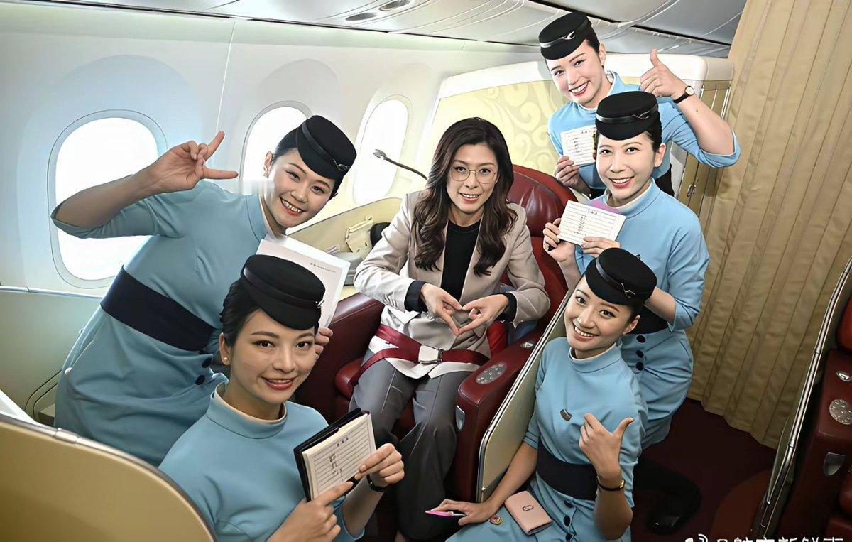 4月9日下午4点22分，
国民党主席郑丽文乘坐厦门航空航班，
竟然碰到5个台湾空