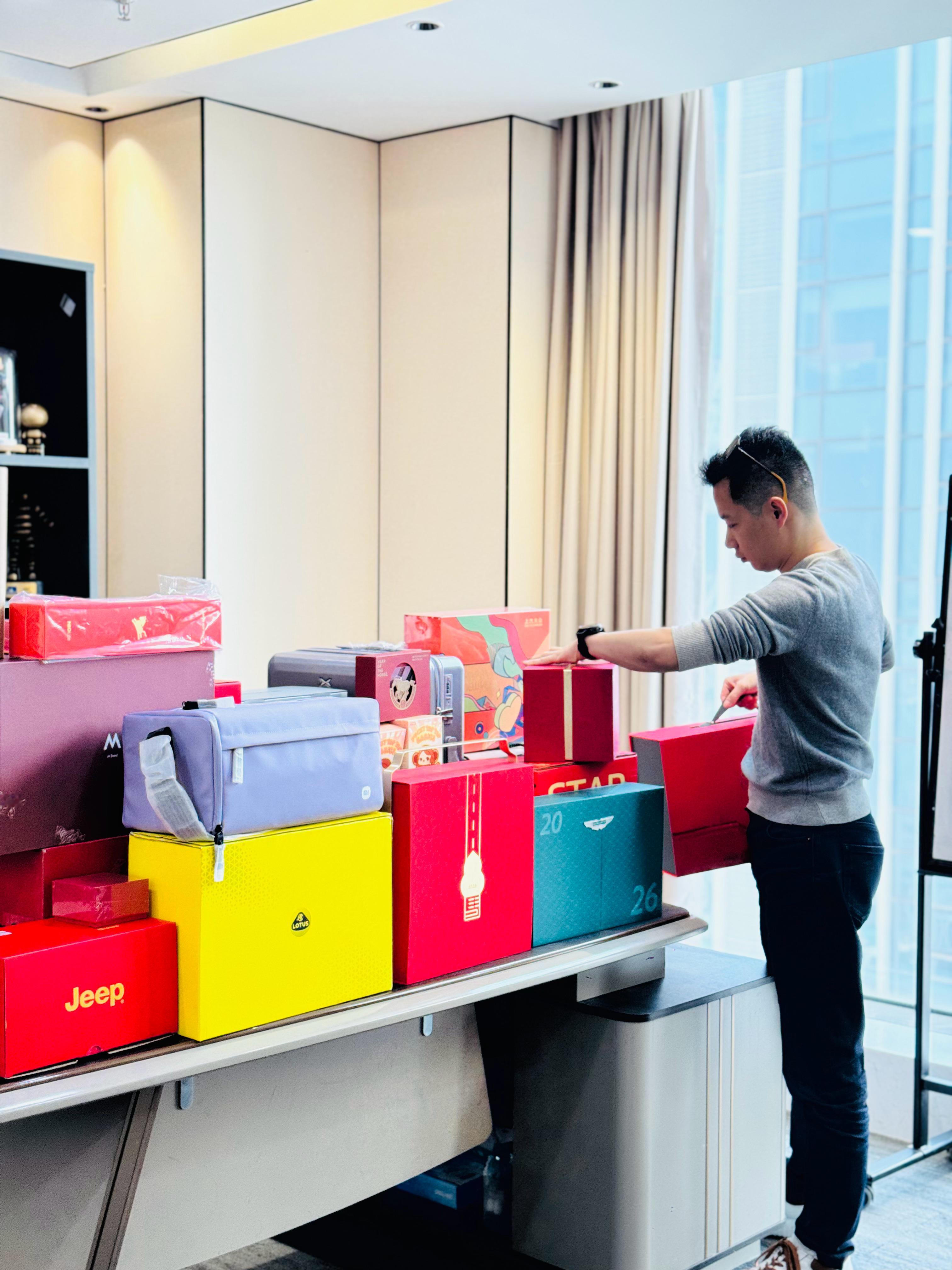 只能放下部分品牌伙伴的新年礼物，谢谢大家。拍了个半小时的开箱一镜到底，回头逐一送