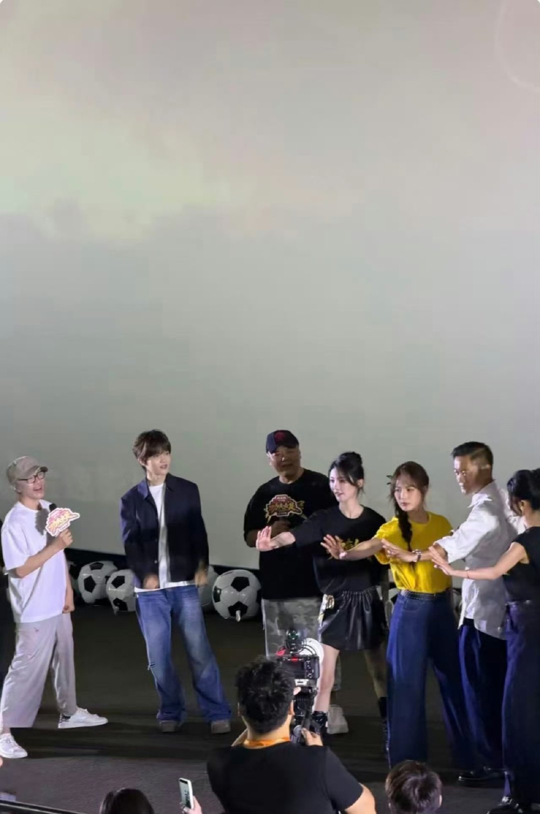 李昊求现场合照李昊求功夫女足路演合照 李昊现身功夫女足路演，在线卑微求现场合照，