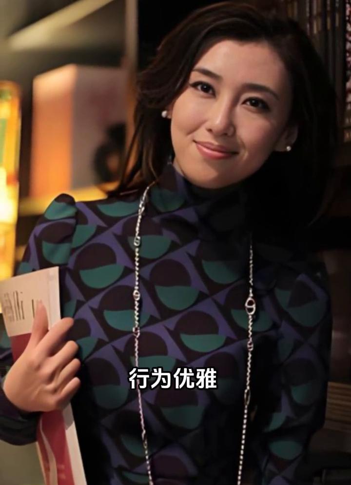 这位姑娘是许多观众心中的央视"白月光"。长相无攻击性，亲切甜美知性，魅力十足，行