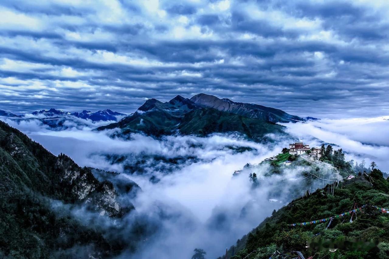 邂逅冬日羊卓雍措的“蓝冰幻境”：山南的羊卓雍措，在冬日施展魔法，湖面凝结成剔透蓝