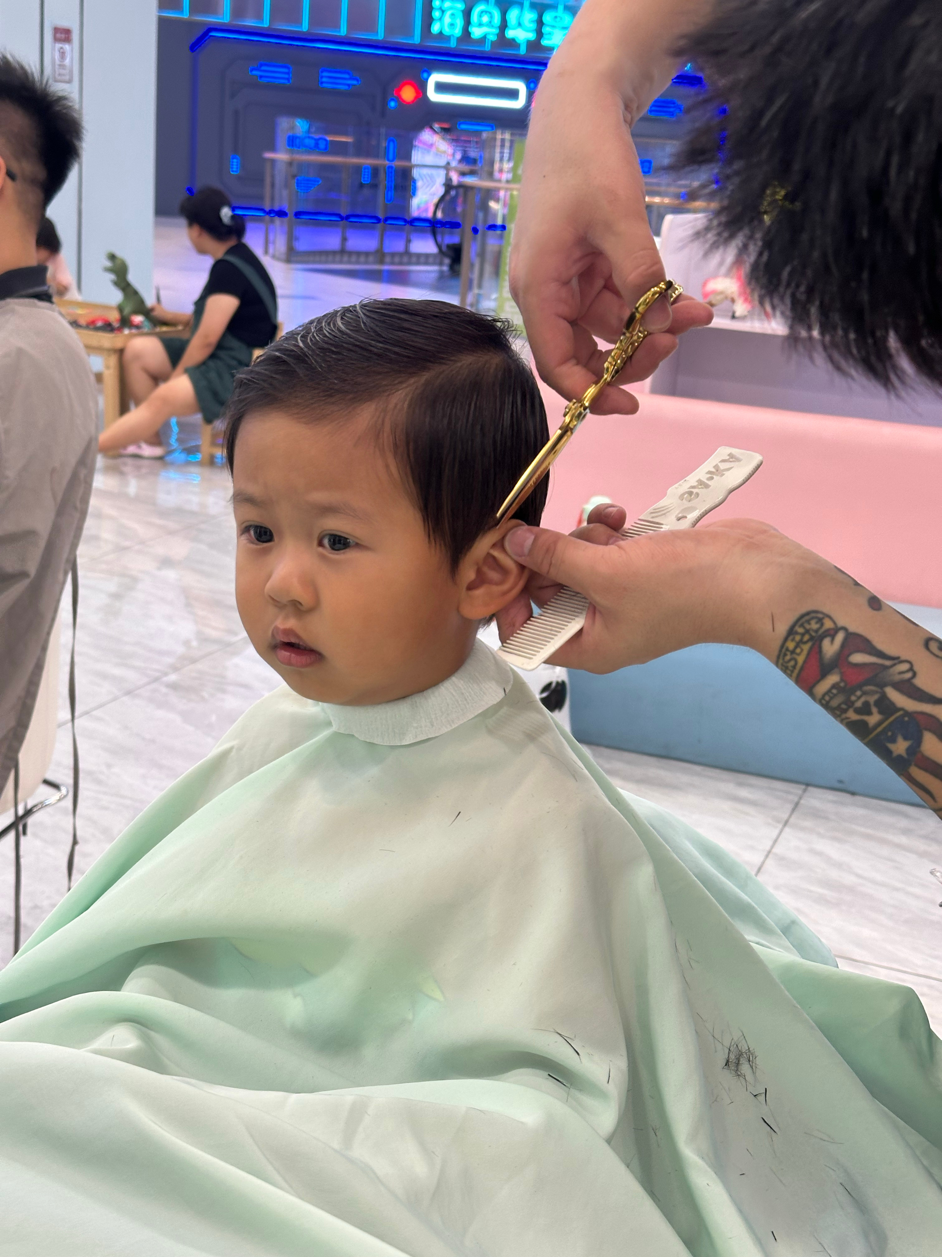 明天幼儿园毕业典礼，孩子演出，今天带他来整理造型。 