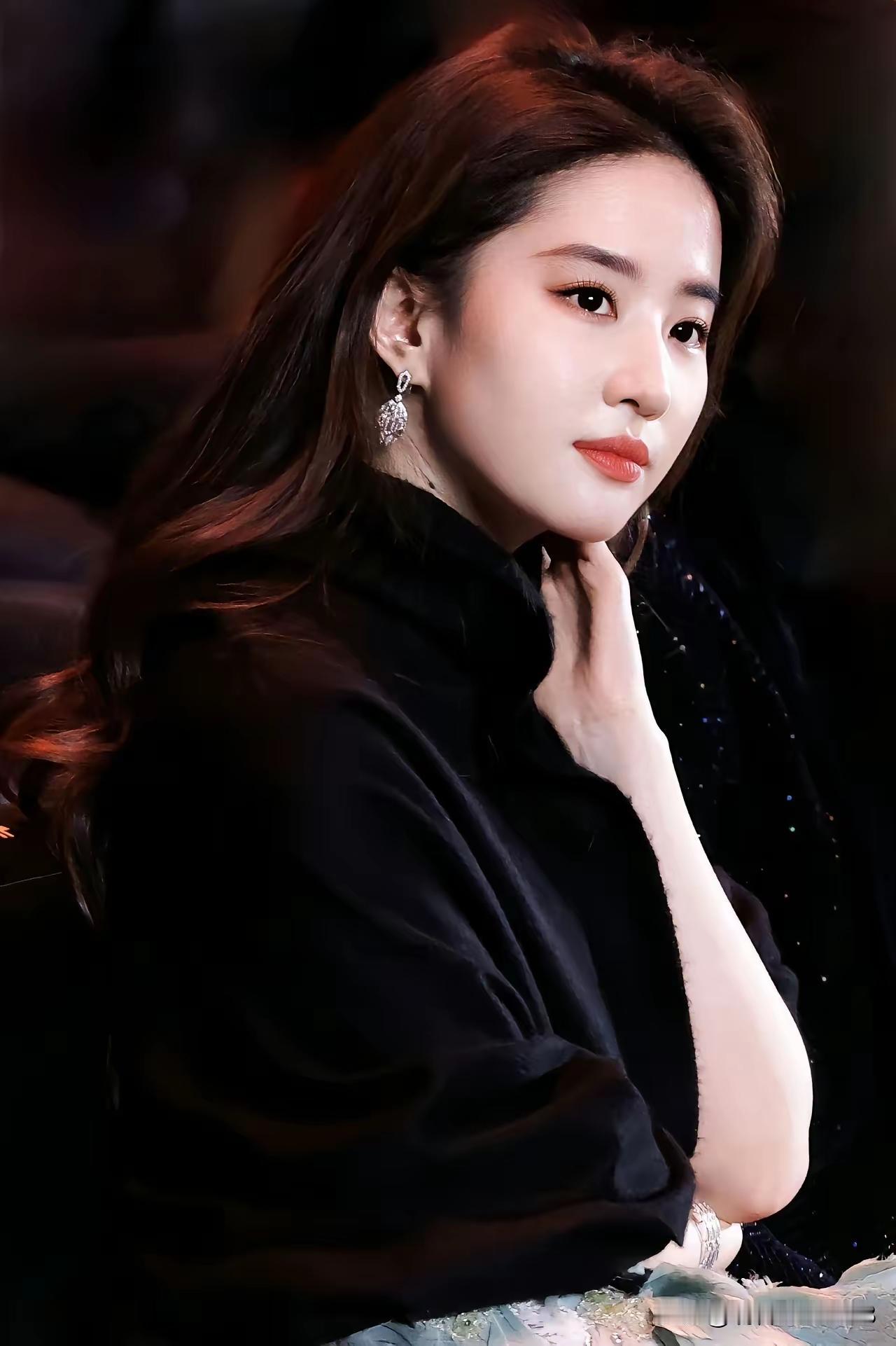 优雅黑衣女郎，沉思的瞬间，闪耀的耳环，沉醉的氛围。
