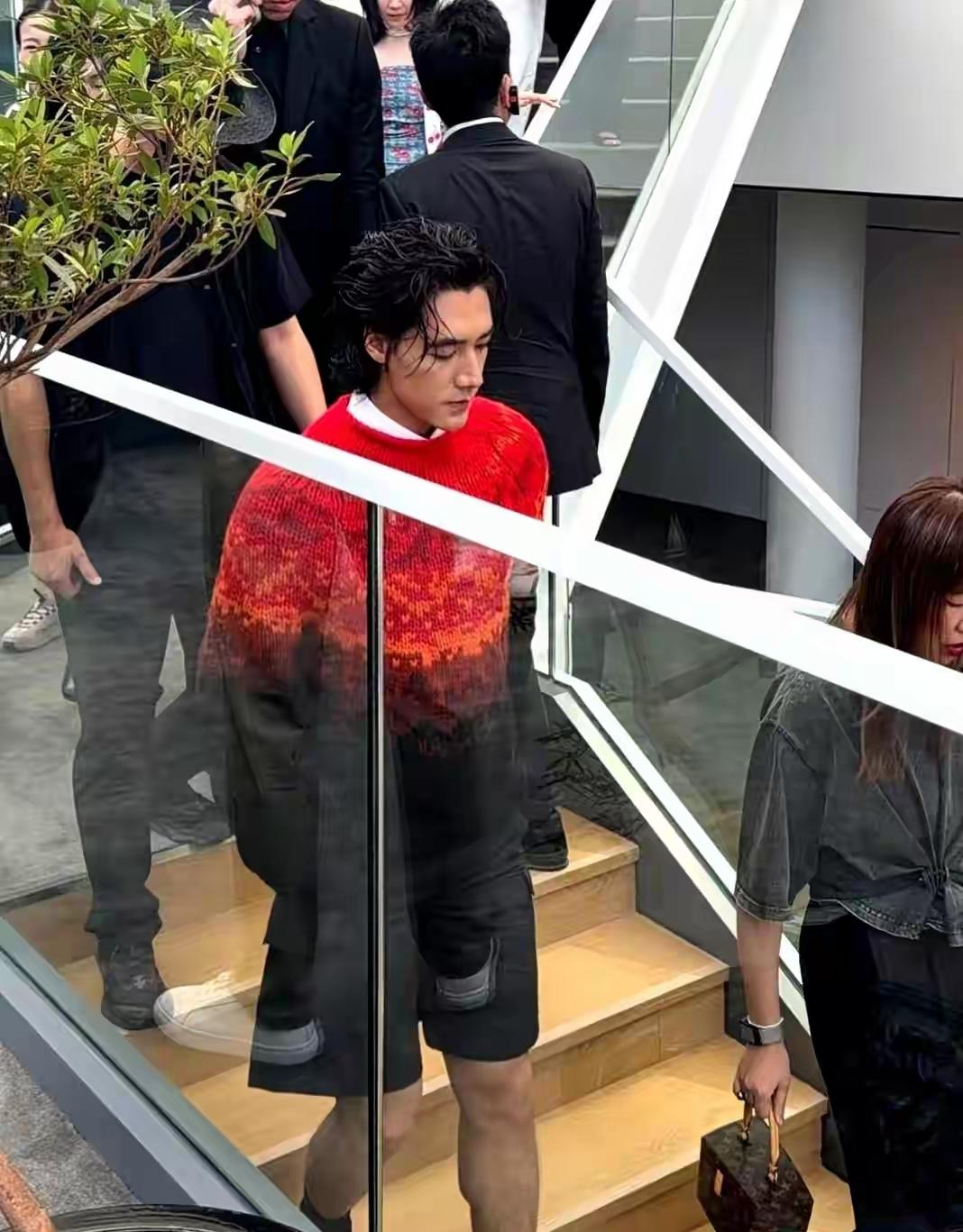 往常这类顶级大秀，是娱乐圈的修罗场，各家艺人挤破头要露脸，热搜能挂一天。这次倒好