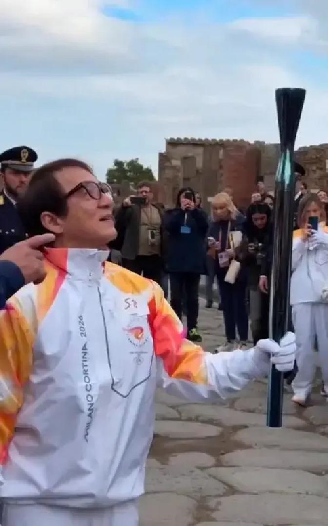 他一拳打醒了沉睡的庞贝古城。
 
火山灰簌簌震落。成龙在古城废墟前打出一套醉拳，