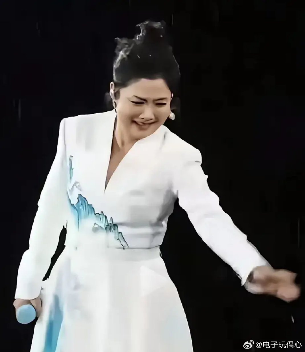 玲花暴雨中睁不开眼，全网都在问：这头发到底用的什么定型？ 